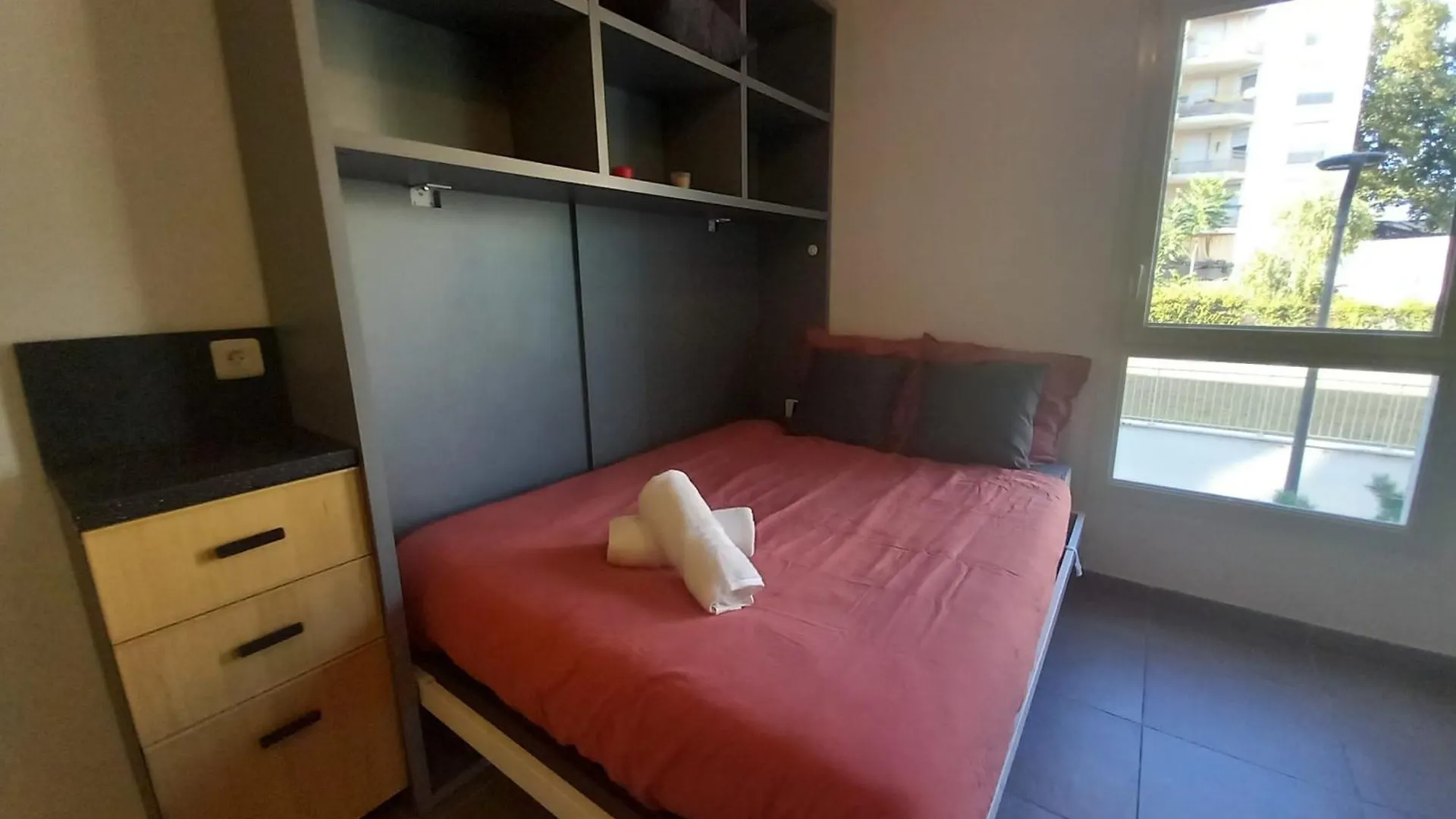 69A - Cosy Studio Ideally Located Lyon Gerland 0*,  Francia